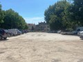 Σαραντάρισε και κατασκευάζει μια πλατεία με παιδική χαρά